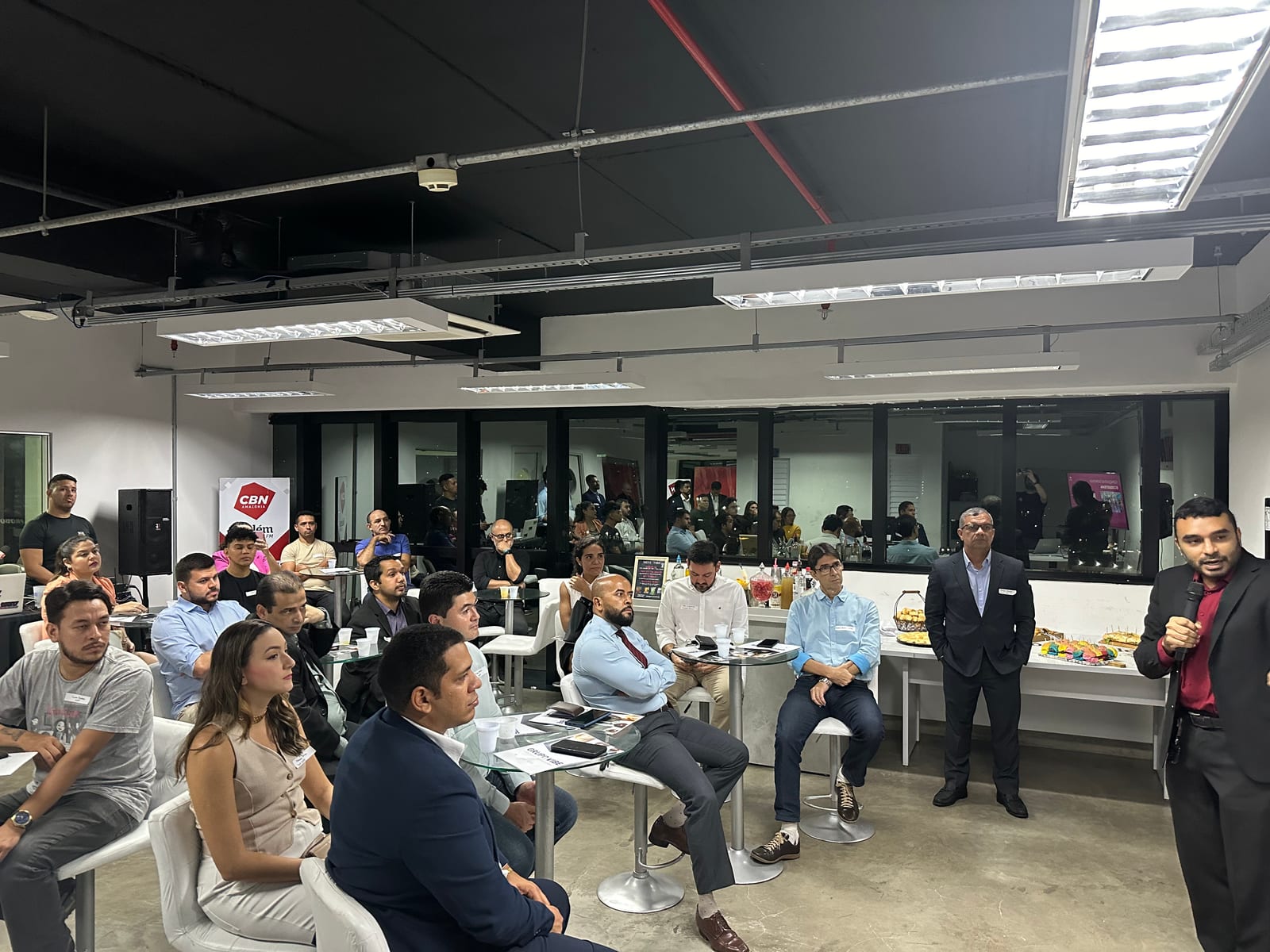 Integrante do Açaí Valley se apresentando no evento